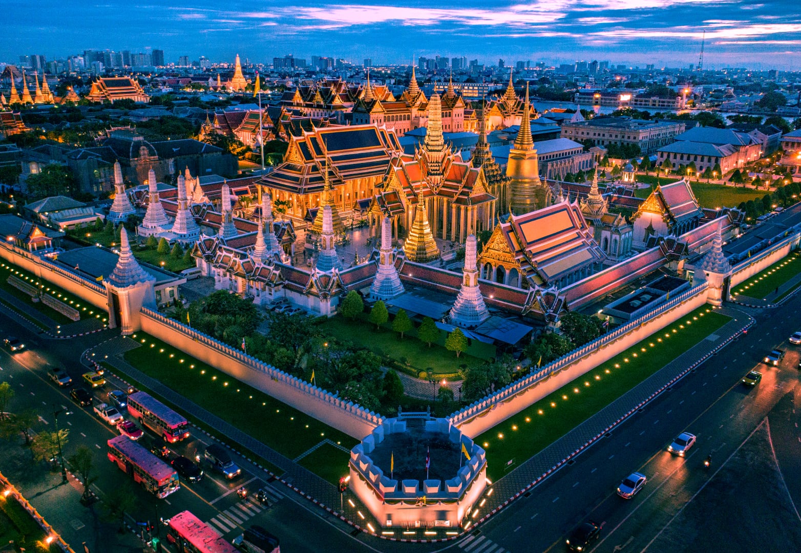 พระบรมมหาราชวัง: ศูนย์กลางประวัติศาสตร์และสถาปัตยกรรมแห่งกรุงเทพฯ